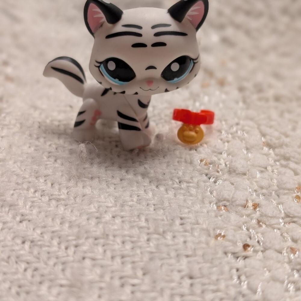 Littlest Pet Shop LPS white striped tiger #1498 cat black white exclusive